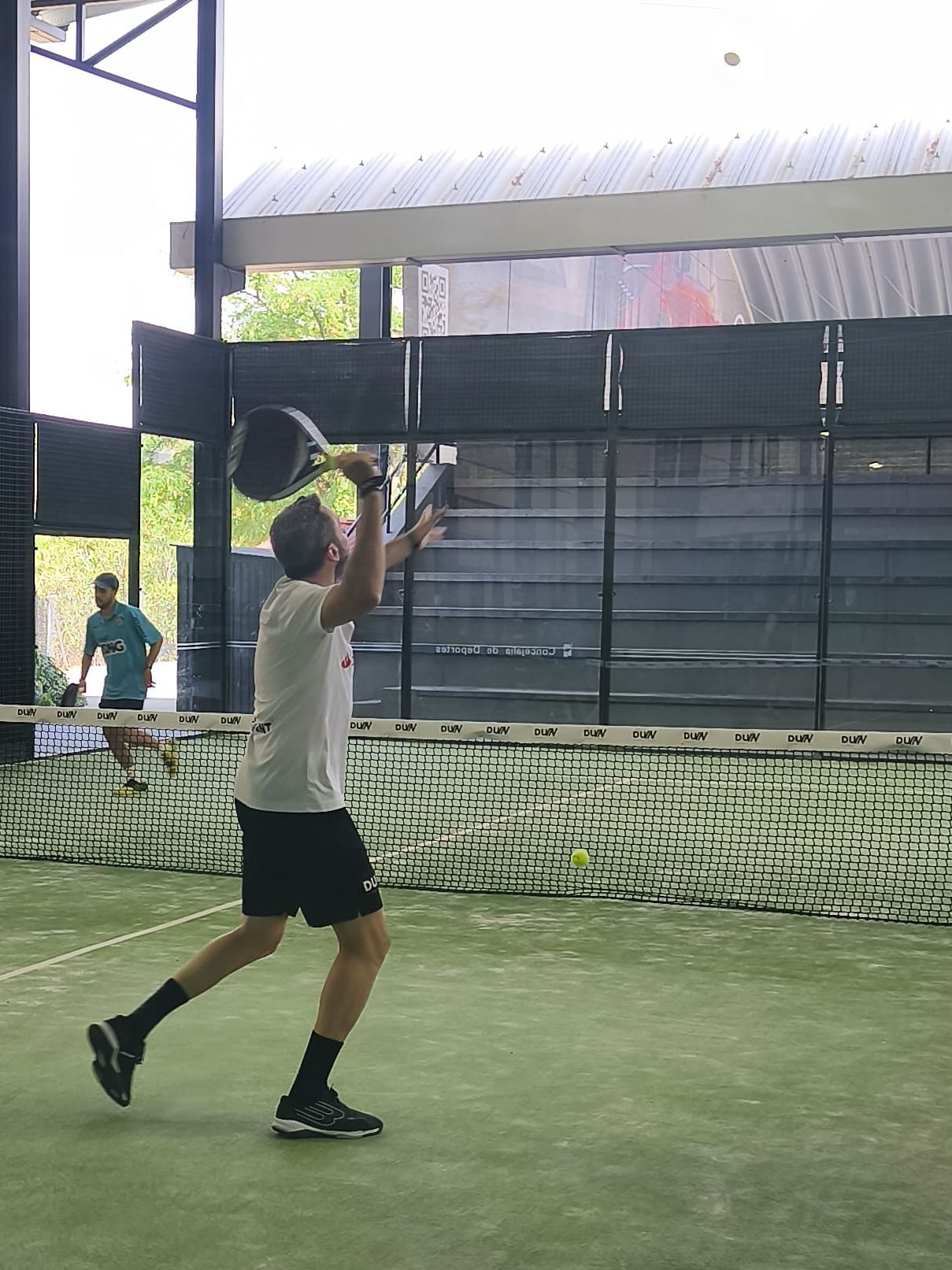 Jugador de pádel en el Club DUIN de Las Rozas