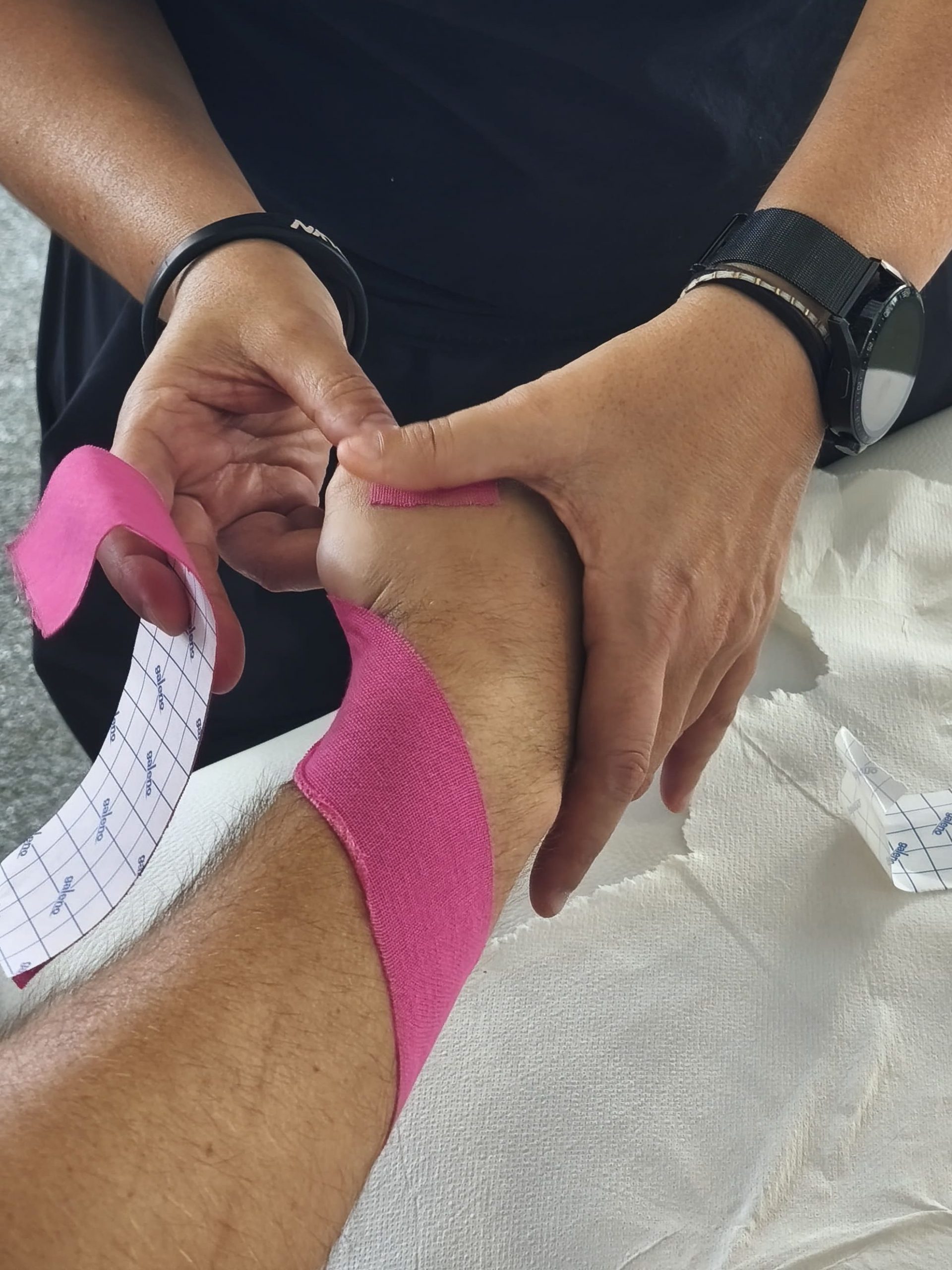 Tratamiento de fisioterapia a pie de pista en campeonatos de pádel en el Club DUIN de Las Rozas